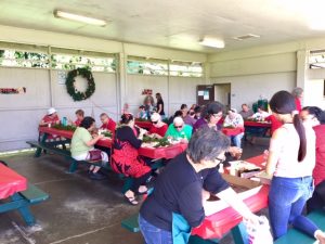 Photo of crowd eating lunch